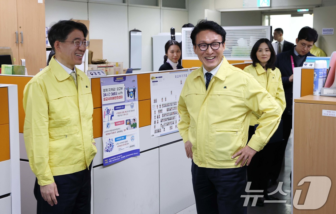 (서울=뉴스1) 임세영 기자 = 김민석 국무총리가 9일 서울 종로구 외교부 청사에서 열린 재외국민 보호 점검회의에 앞서 재외국민보호과 직원들을 격려하고 있다. 2025.12.9/뉴 …