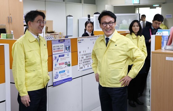 김민석 총리, 외교부 재외국민보호과 직원들 격려