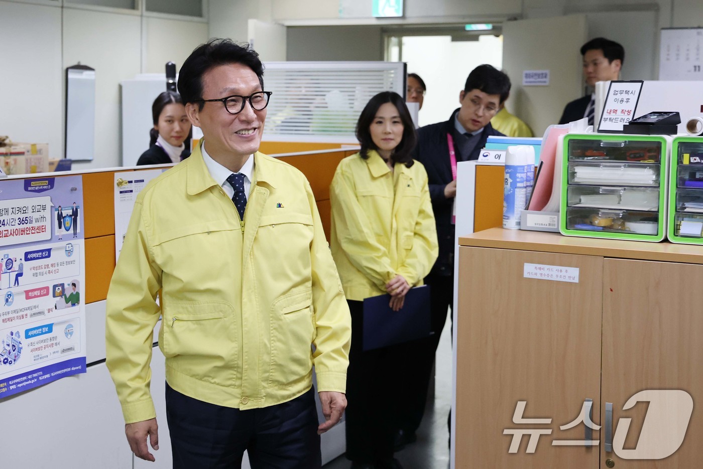 (서울=뉴스1) 임세영 기자 = 김민석 국무총리가 9일 서울 종로구 외교부 청사에서 열린 재외국민 보호 점검회의에 앞서 재외국민보호과 직원들을 격려하고 있다. 2025.12.9/뉴 …