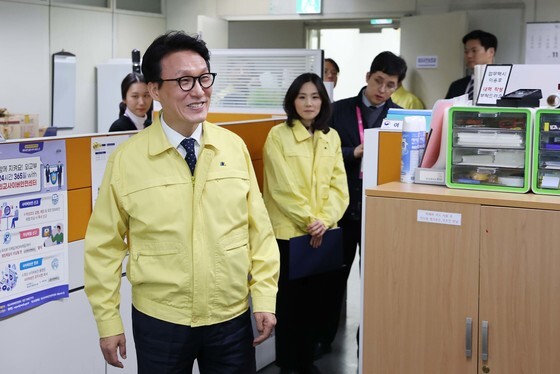 외교부 재외국민보호과 직원들 격려하는 김민석 총리