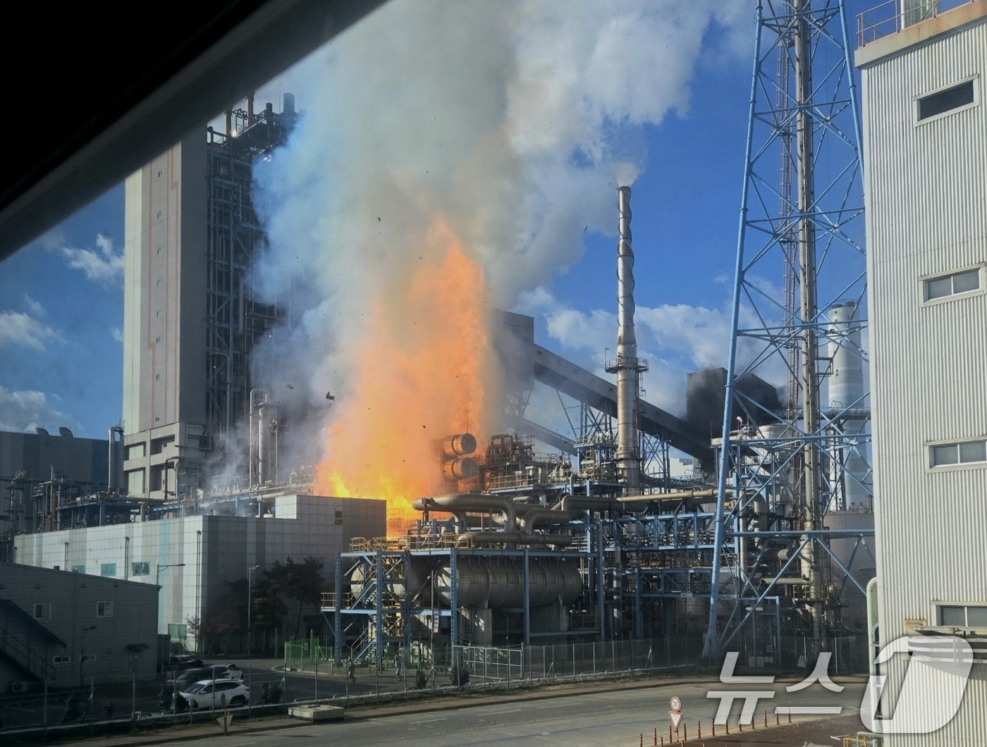 (서울=뉴스1) = 9일 오후 2시 43분께 충남 태안 원북면 태안화력발전소 석탄가스화복합발전(IGCC) 플랜트 1층에서 가스폭발로 화재가 발생했다.이 불로 현장에 있던 작업자 2 …