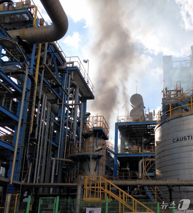 (서울=뉴스1) = 9일 오후 2시 43분께 충남 태안 원북면 태안화력발전소 석탄가스화복합발전(IGCC) 플랜트 1층에서 가스폭발로 화재가 발생했다.이 불로 현장에 있던 작업자 2 …