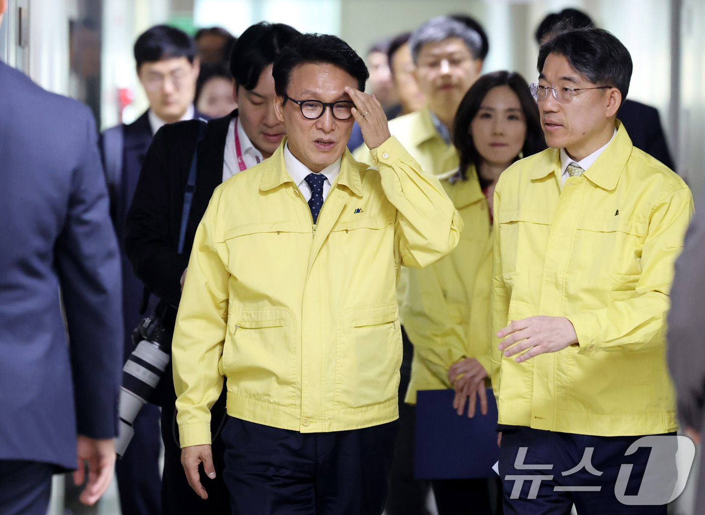 (서울=뉴스1) 임세영 기자 = 김민석 국무총리가 9일 오후 서울 종로구 정부서울청사 외교부 종합상황실에서 열린 재외국민 보호 점검회의에 앞서 이동하고 있다. (공동취재) 2025 …