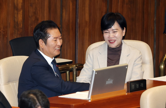 대화 나누는 정청래 전현희