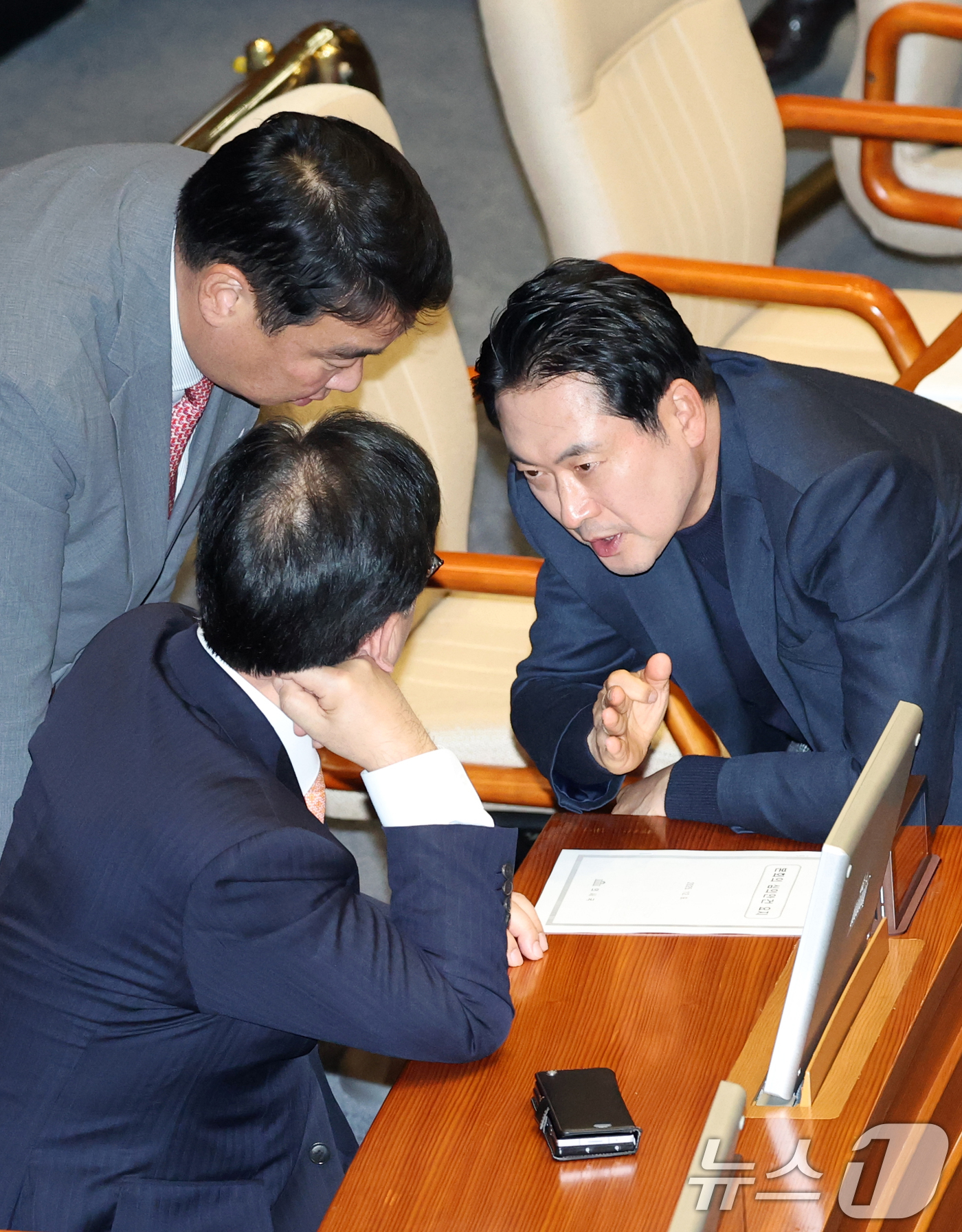 (서울=뉴스1) 이승배 기자 = 장동혁 국민의힘 대표가 9일 서울여의도 국회에서 본회의에서 송언석 원내대표, 정희용 사무총장과 대화하고 있다. 2025.12.9/뉴스1