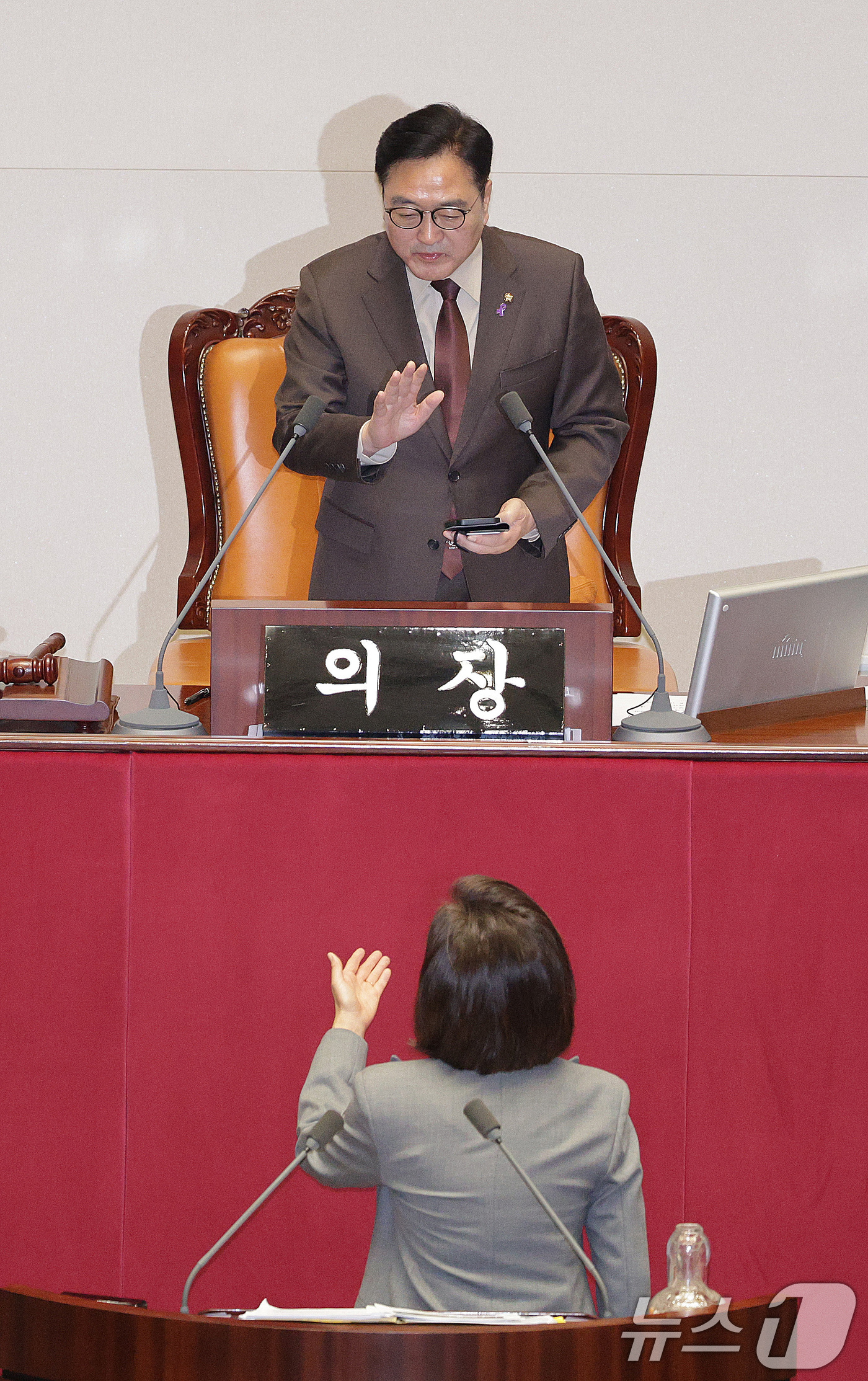 (서울=뉴스1) 신웅수 기자 = 나경원 국민의힘 의원이 9일 서울 여의도 국회에서 열린 제429회국회(정기회) 제16차 본회의에서 가맹사업거래의 공정화에 관한 법률 일부개정법률안에 …