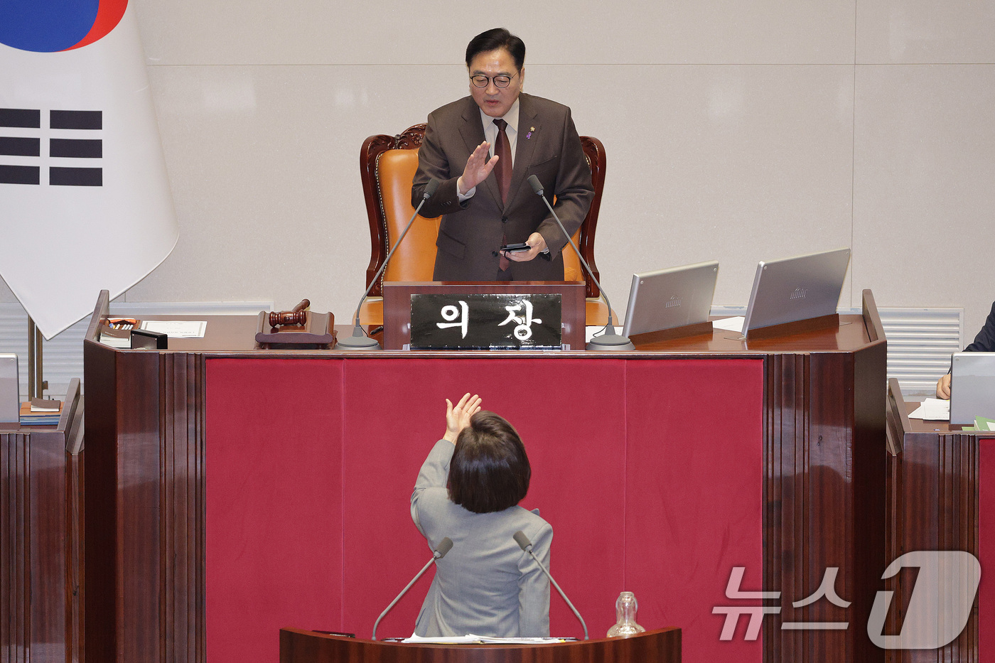 (서울=뉴스1) 신웅수 기자 = 나경원 국민의힘 의원이 9일 서울 여의도 국회에서 열린 제429회국회(정기회) 제16차 본회의에서 가맹사업거래의 공정화에 관한 법률 일부개정법률안에 …