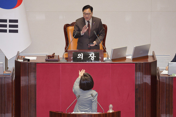 나경원 등판, 필버 시작부터 고성…與 "인사 안하나" 野 "조용해"