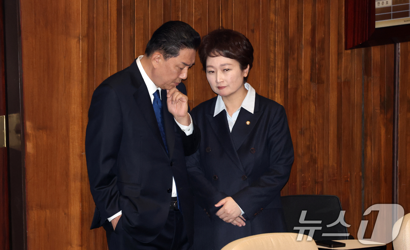 (서울=뉴스1) 이승배 기자 = 김병기 더불어민주당 원내대표가 9일 서울 여의도 국회에서 열린 본회의에서 이언주 의원과 대화하고 있다. 2025.12.9/뉴스1