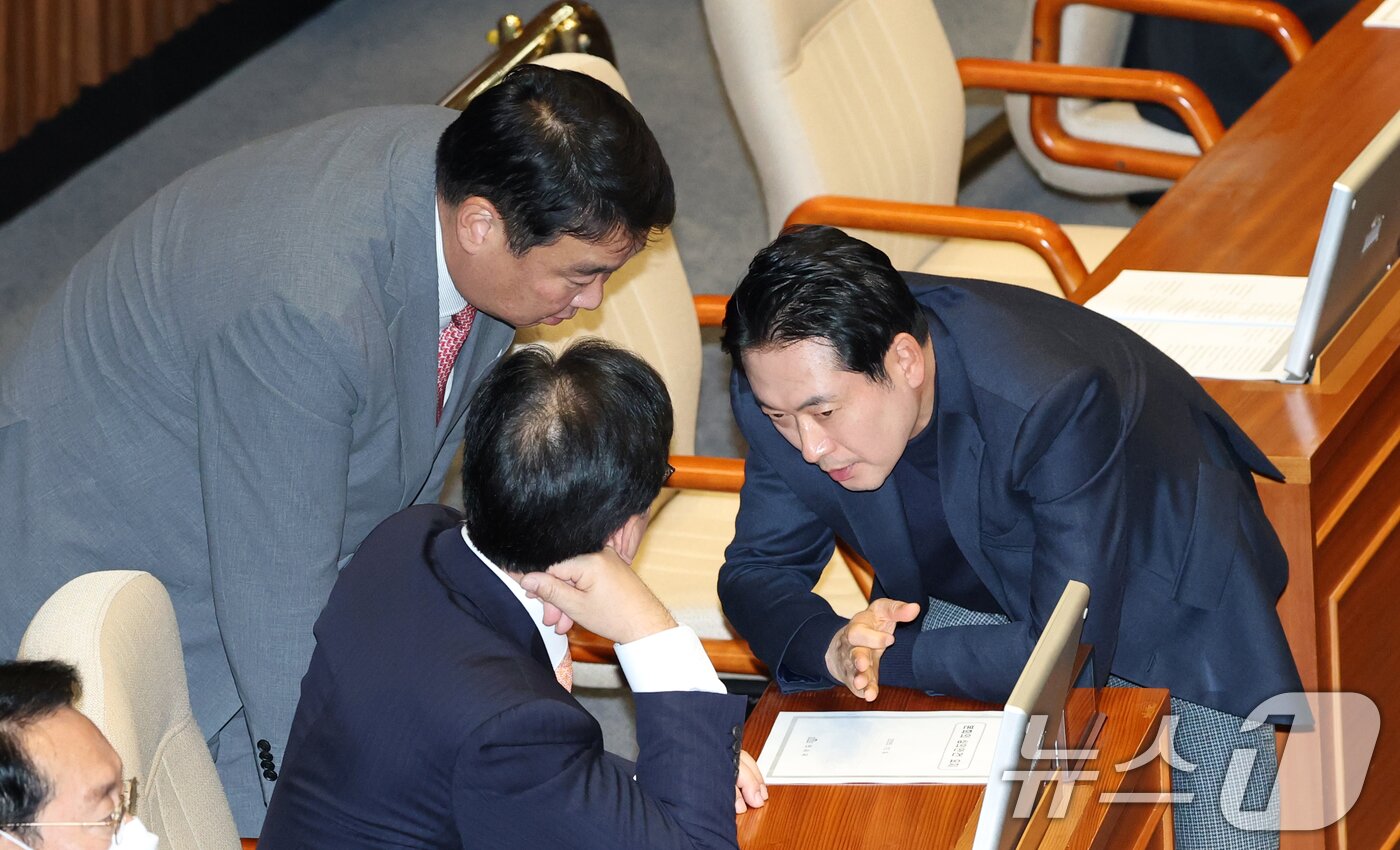 본문 이미지 - 장동혁 국민의힘 대표가 9일 서울여의도 국회에서 본회의에서 송언석 원내대표, 정희용 사무총장과 대화하고 있다. 2025.12.9/뉴스1 ⓒ News1 이승배 기자