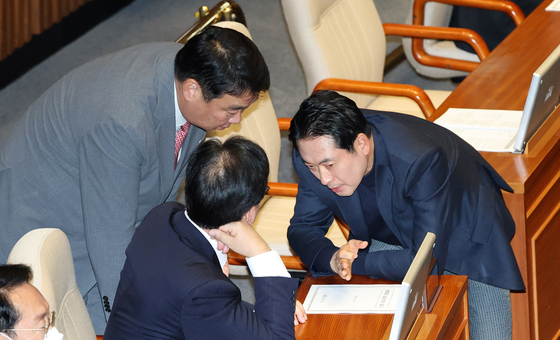 본회의장서 대화 나누는 국민의힘 지도부