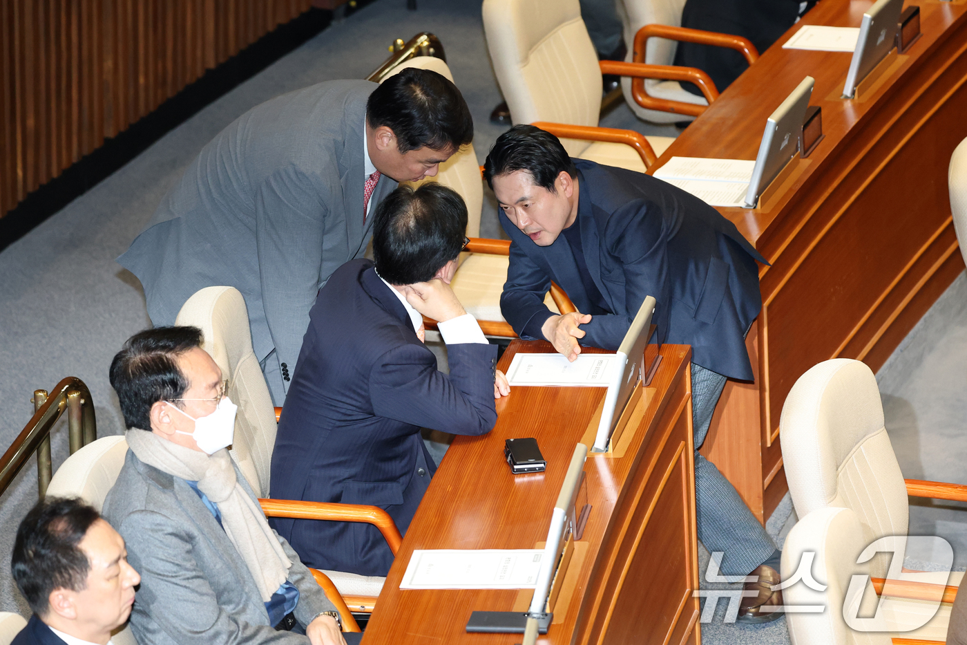 (서울=뉴스1) 이승배 기자 = 장동혁 국민의힘 대표가 9일 서울여의도 국회에서 본회의에서 송언석 원내대표, 정희용 사무총장과 대화하고 있다. 2025.12.9/뉴스1