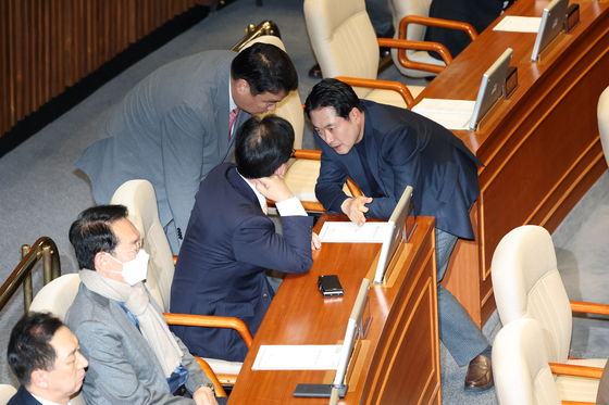 대화 나누는 국민의힘 지도부