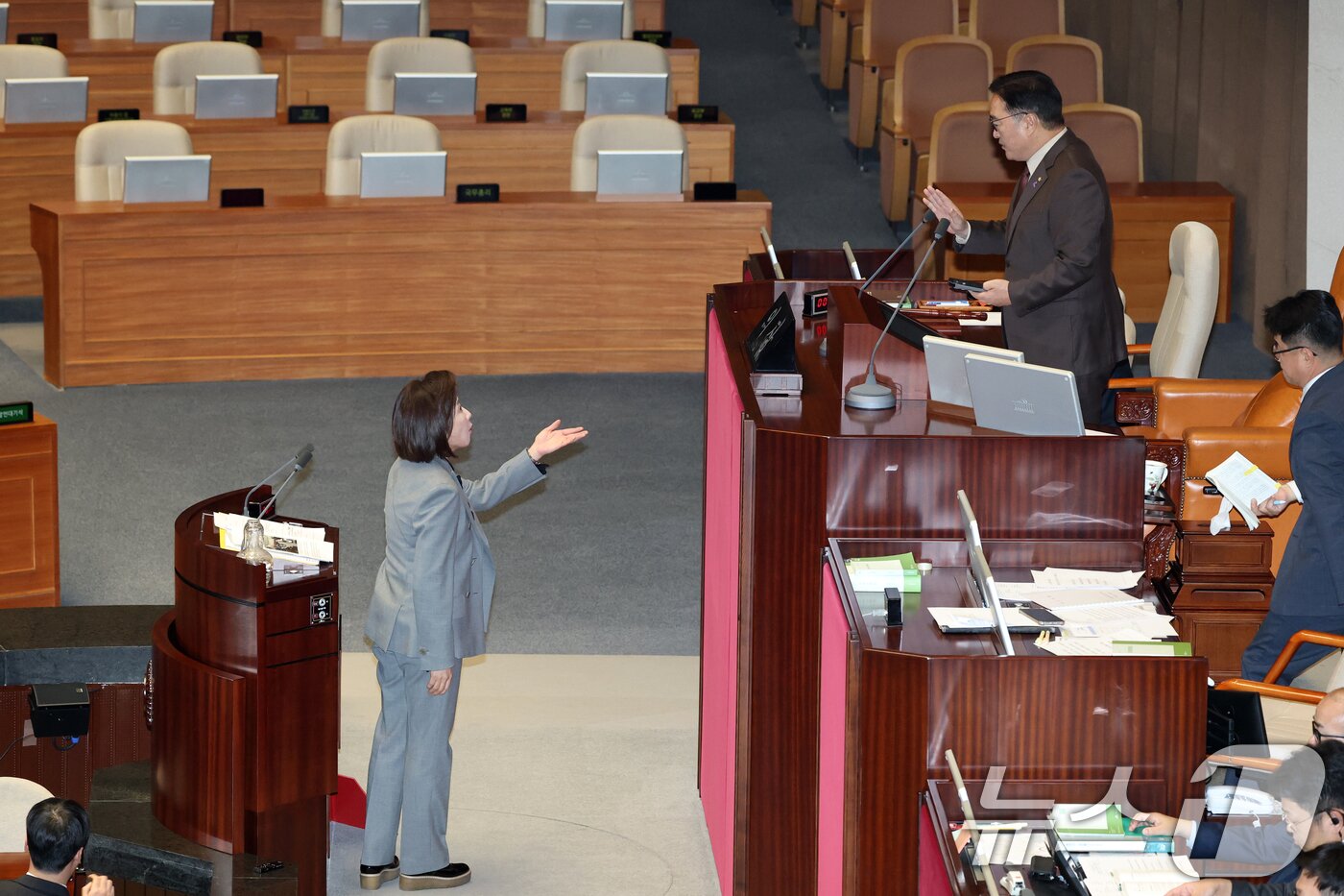 본문 이미지 - 9일 서울 여의도 국회에서 열린 본회의에서 나경원 국민의힘 의원이 무제한토론&#40;필리버스터&#41;을 하는 가운데 우원식 국회의장에게 항의하고 있다. 2025.12.9/뉴스1 ⓒ News1 이승배 기자