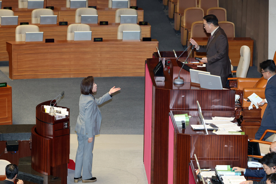 국민의힘 필리버스터 돌입, 우원식 의장에게 항의하는 나경원 의원