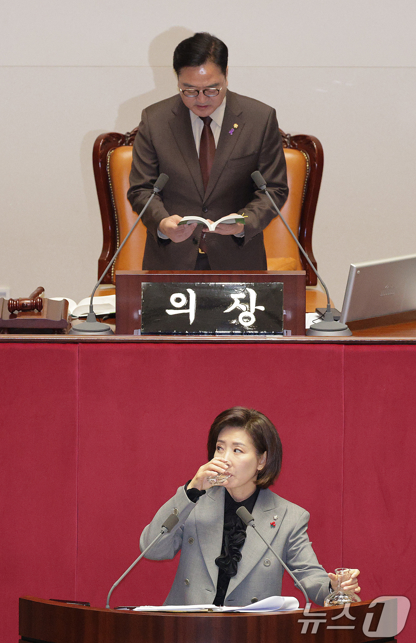 (서울=뉴스1) 신웅수 기자 = 나경원 국민의힘 의원이 9일 서울 여의도 국회에서 열린 제429회국회(정기회) 제16차 본회의에서 가맹사업거래의 공정화에 관한 법률 일부개정법률안에 …