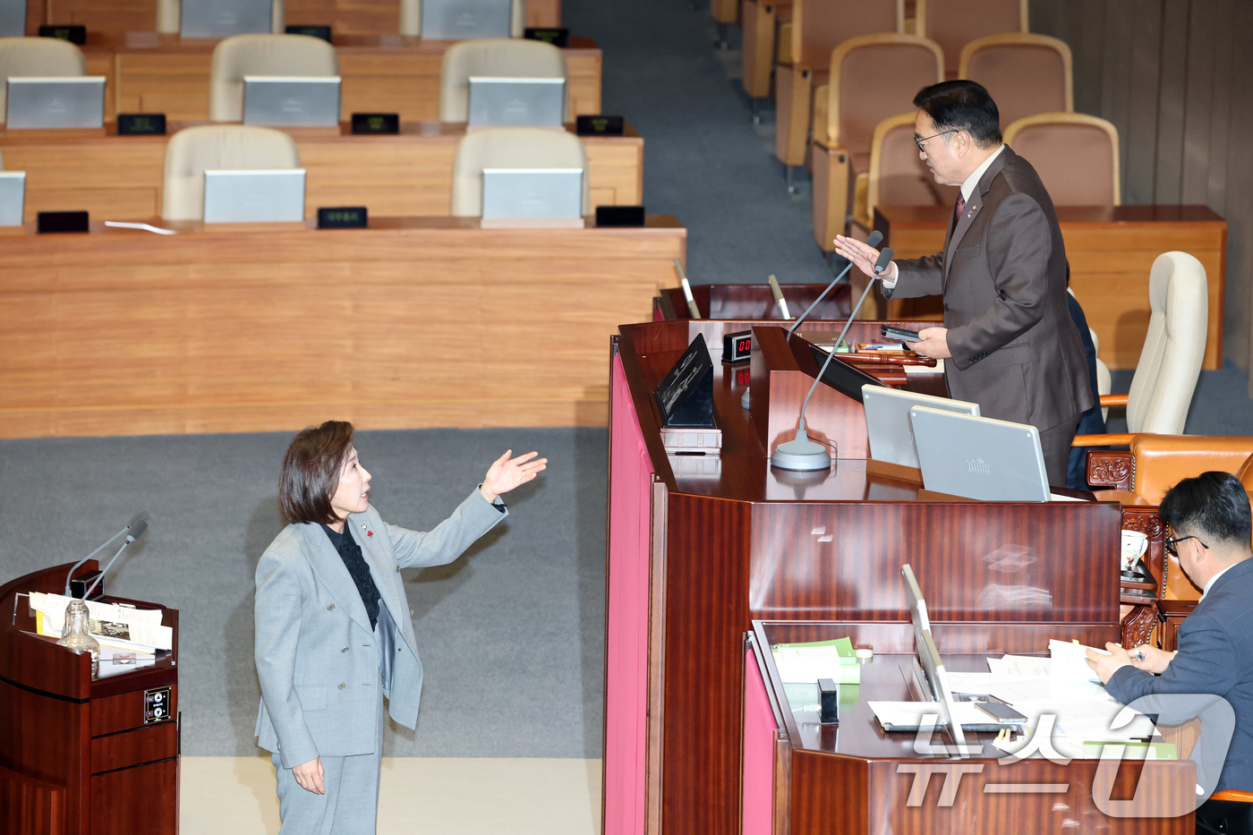 (서울=뉴스1) 이승배 기자 = 9일 서울 여의도 국회에서 열린 본회의에서 나경원 국민의힘 의원이 무제한토론(필리버스터)을 하는 가운데 우원식 국회의장에게 항의하고 있다. 2025 …