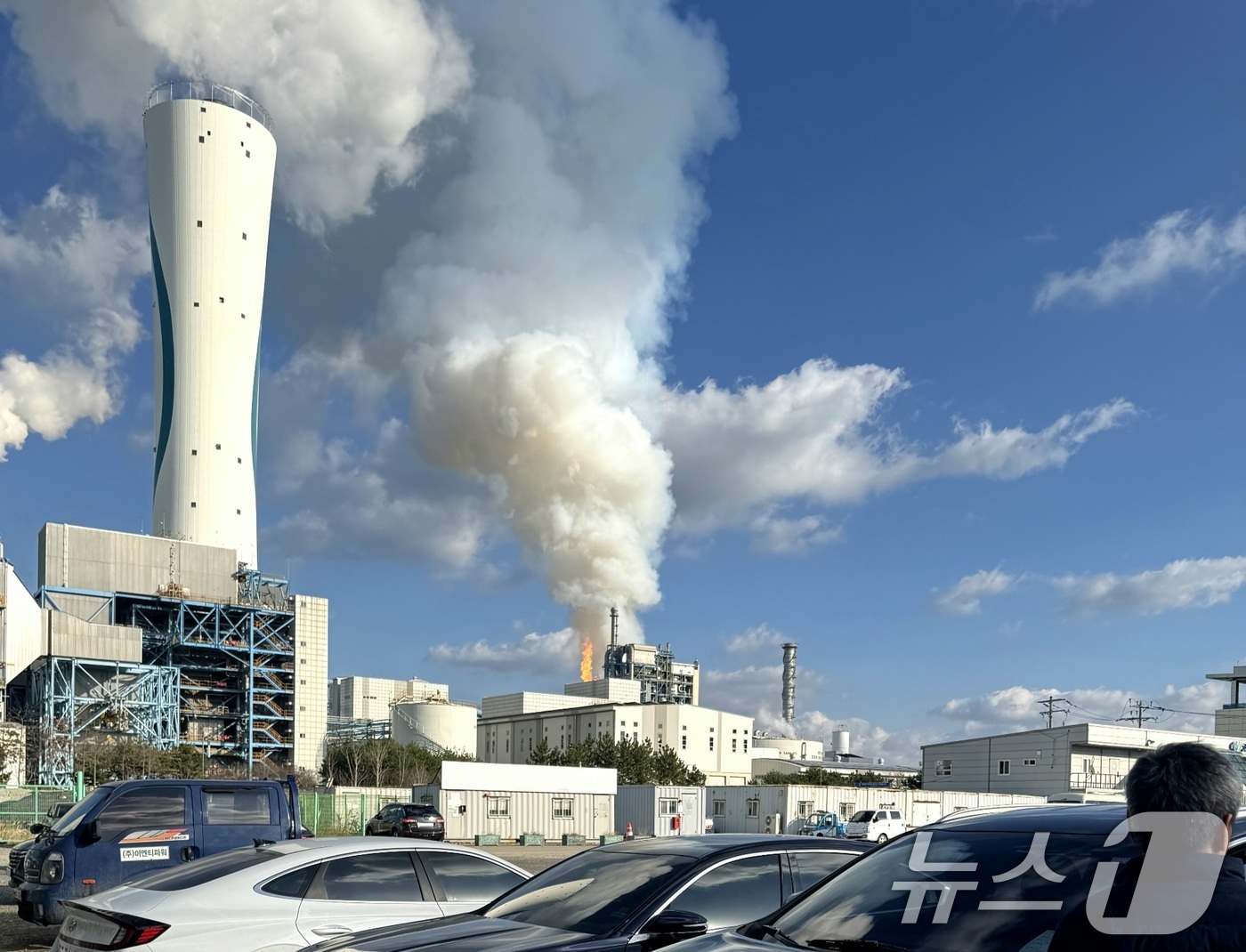 (서울=뉴스1) = 9일 오후 2시 43분께 충남 태안 원북면 태안화력발전소 석탄가스화복합발전(IGCC) 플랜트 1층에서 가스폭발로 화재가 발생했다.이 불로 현장에 있던 작업자 2 …