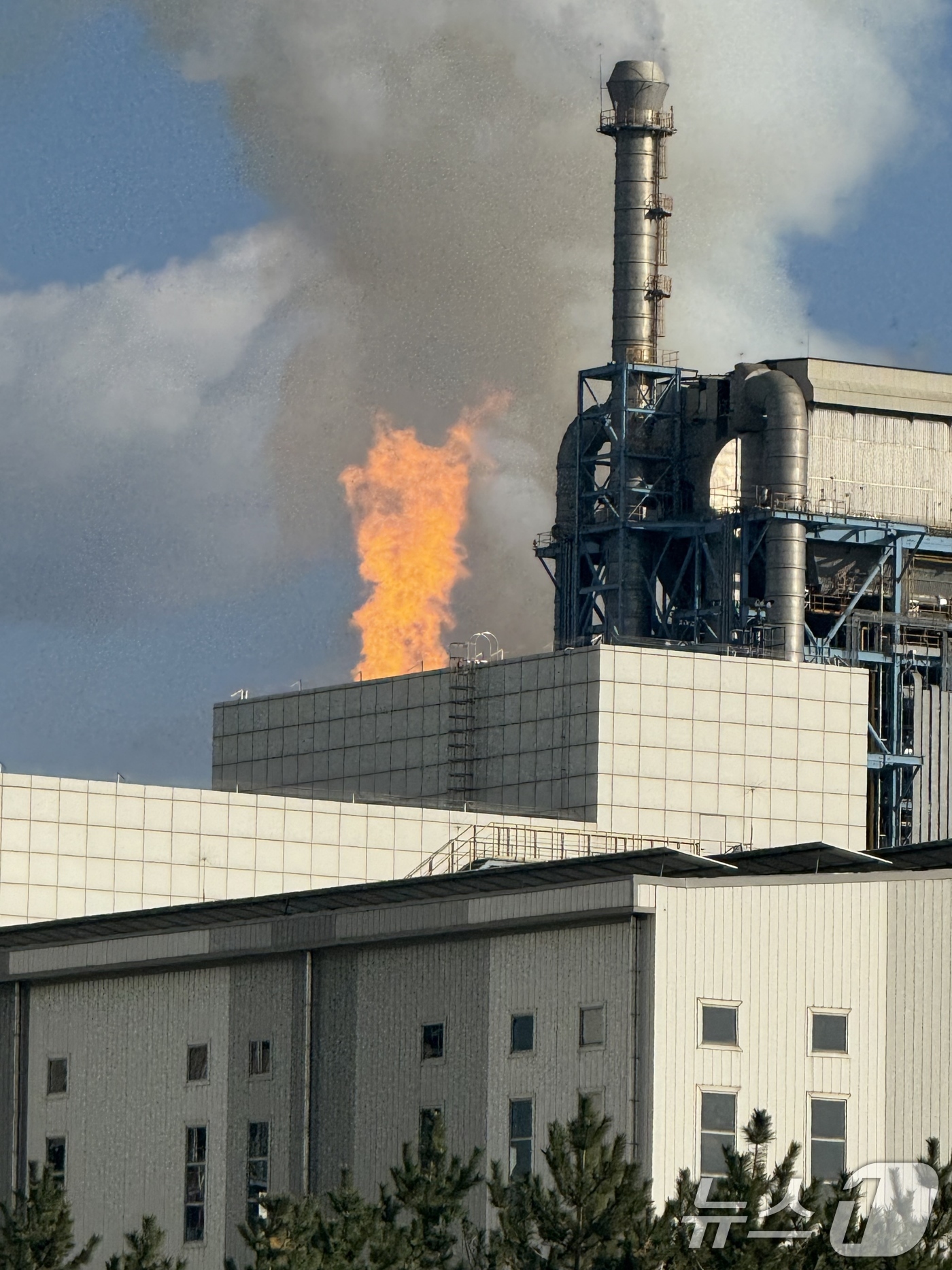 (서울=뉴스1) = 9일 오후 2시 43분께 충남 태안 원북면 태안화력발전소 석탄가스화복합발전(IGCC) 플랜트 1층에서 가스폭발로 화재가 발생했다.이 불로 현장에 있던 작업자 2 …