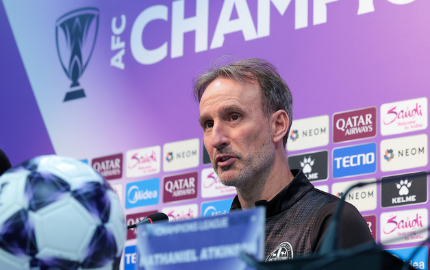 취재진 질문에 답하는 오렐리오 비드마 감독