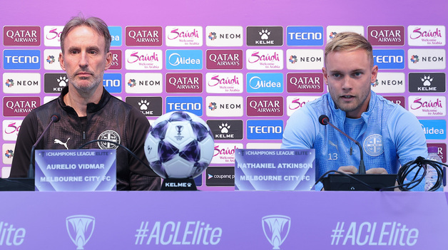 취재진 질문에 답하는 멜버른 시티 나다니엘 앳킨슨