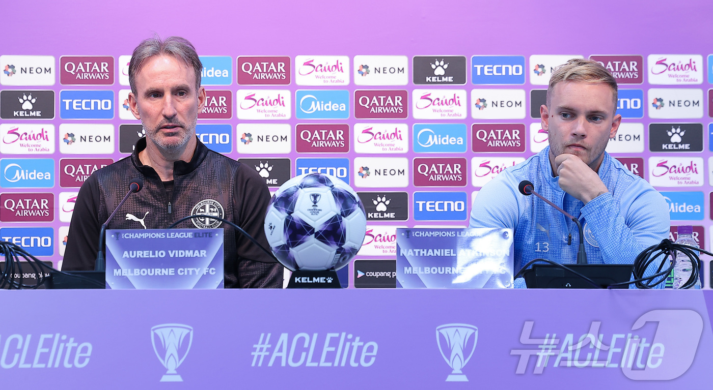 (서울=뉴스1) 김성진 기자 = 멜버른 시티 오렐리오 비드마 감독(왼쪽)이 9일 서울 마포구 서울월드컵경기장에서 열린 2025~2026시즌 아시아축구연맹(AFC) 챔피언스리그 엘리 …