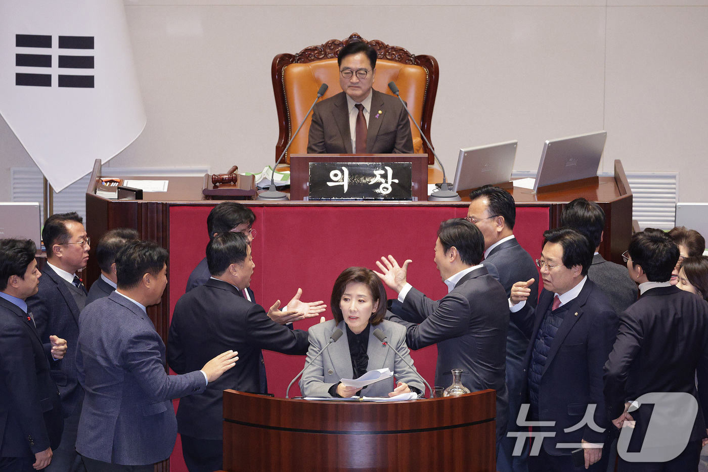 (서울=뉴스1) 신웅수 기자 = 나경원 국민의힘 의원이 9일 서울 여의도 국회에서 열린 제429회국회(정기회) 제16차 본회의에서 가맹사업거래의 공정화에 관한 법률 일부개정법률안에 …