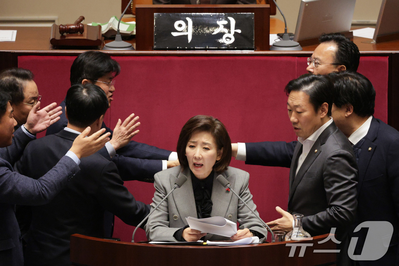 (서울=뉴스1) 신웅수 기자 = 나경원 국민의힘 의원이 9일 서울 여의도 국회에서 열린 제429회국회(정기회) 제16차 본회의에서 가맹사업거래의 공정화에 관한 법률 일부개정법률안에 …