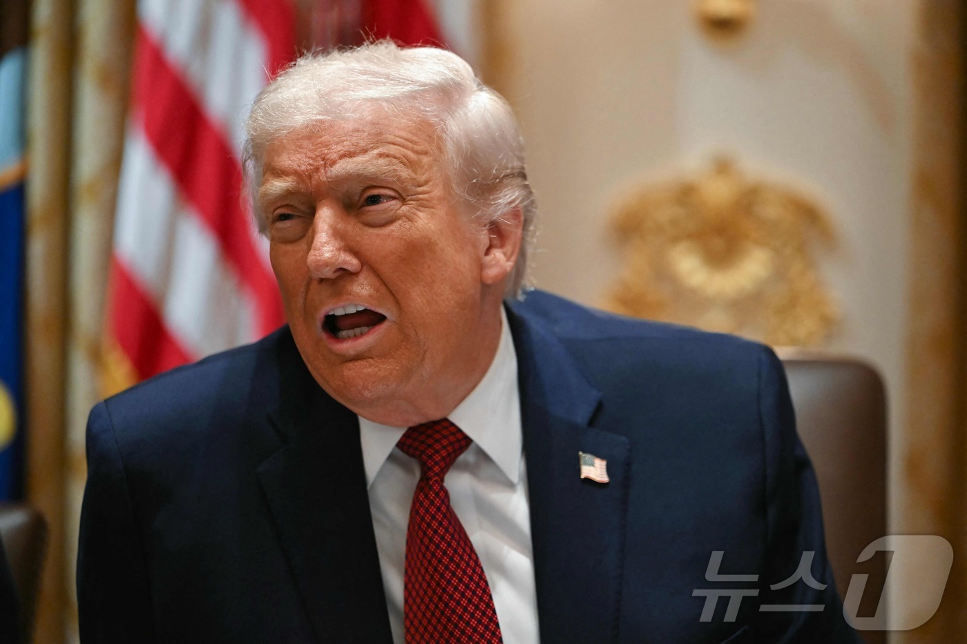 (워싱턴DC AFP=뉴스1) 이정환 기자 = 도널드 트럼프 미국 대통령이 8일(현지시간) 워싱턴 D.C. 백악관 내각 회의실에서 열린 농민지원 논의 원탁회의에서 발언하고 있다. 트 …