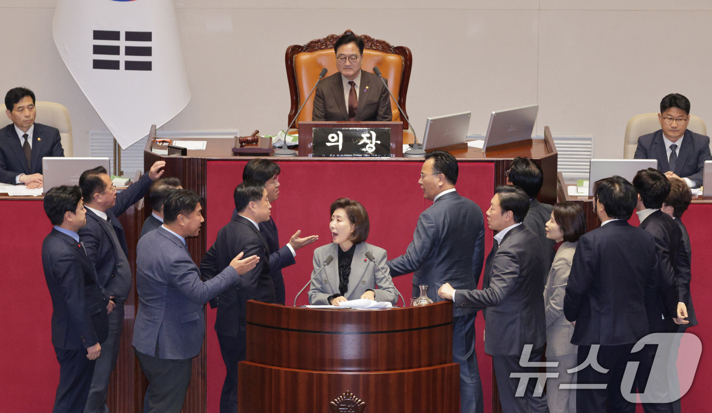 (서울=뉴스1) 신웅수 기자 = 나경원 국민의힘 의원이 9일 서울 여의도 국회에서 열린 제429회국회(정기회) 제16차 본회의에서 가맹사업거래의 공정화에 관한 법률 일부개정법률안에 …