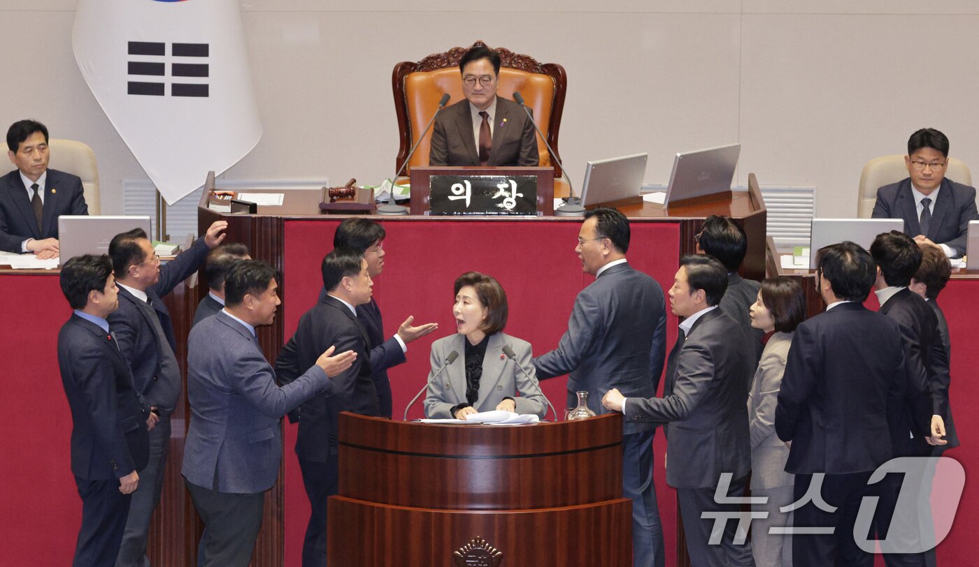 본문 이미지 - 나경원 국민의힘 의원이 9일 서울 여의도 국회에서 열린 제429회국회&#40;정기회&#41; 제16차 본회의에서 가맹사업거래의 공정화에 관한 법률 일부개정법률안에 대한 무제한 토론&#40;필리버스터&#41;을 하는 가운데 여야 의원들이 충돌하고 있다. 2025.12.9/뉴스1 ⓒ News1 신웅수 기자