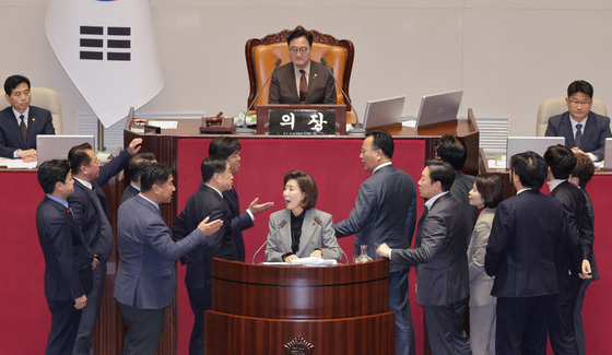 무제한 토론 시작 '충돌하는 여야'