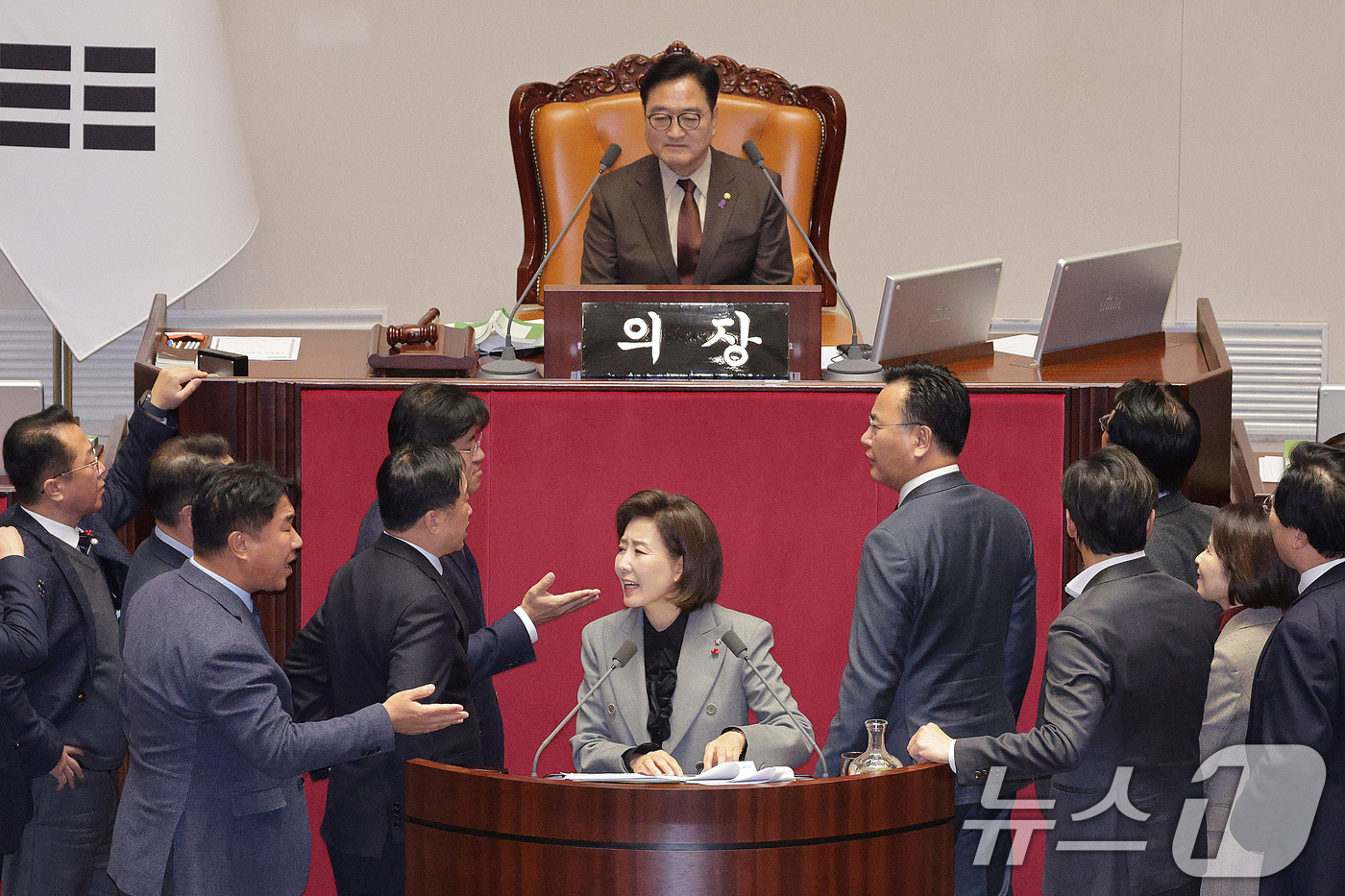 (서울=뉴스1) 신웅수 기자 = 나경원 국민의힘 의원이 9일 서울 여의도 국회에서 열린 제429회국회(정기회) 제16차 본회의에서 가맹사업거래의 공정화에 관한 법률 일부개정법률안에 …