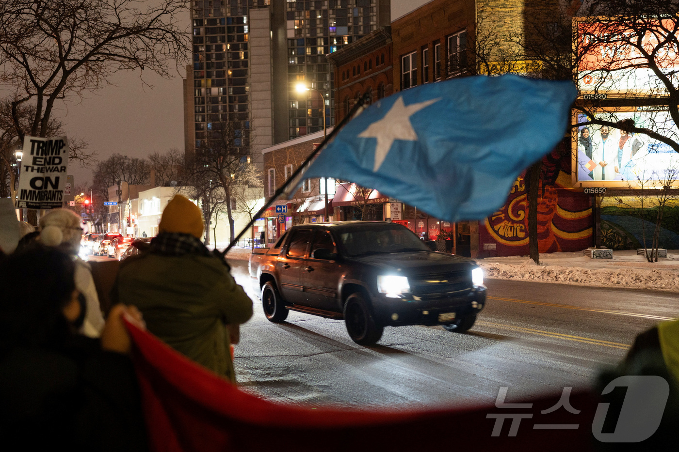 (미니애폴리스 로이터=뉴스1) 이정환 기자 = 8일(현지시간) 소말리아계 이주민을 표적으로 삼은 이민단속 작전이 진행되는 미국 미네소타주 미니애폴리스에서 미 이민세관단속국(ICE) …
