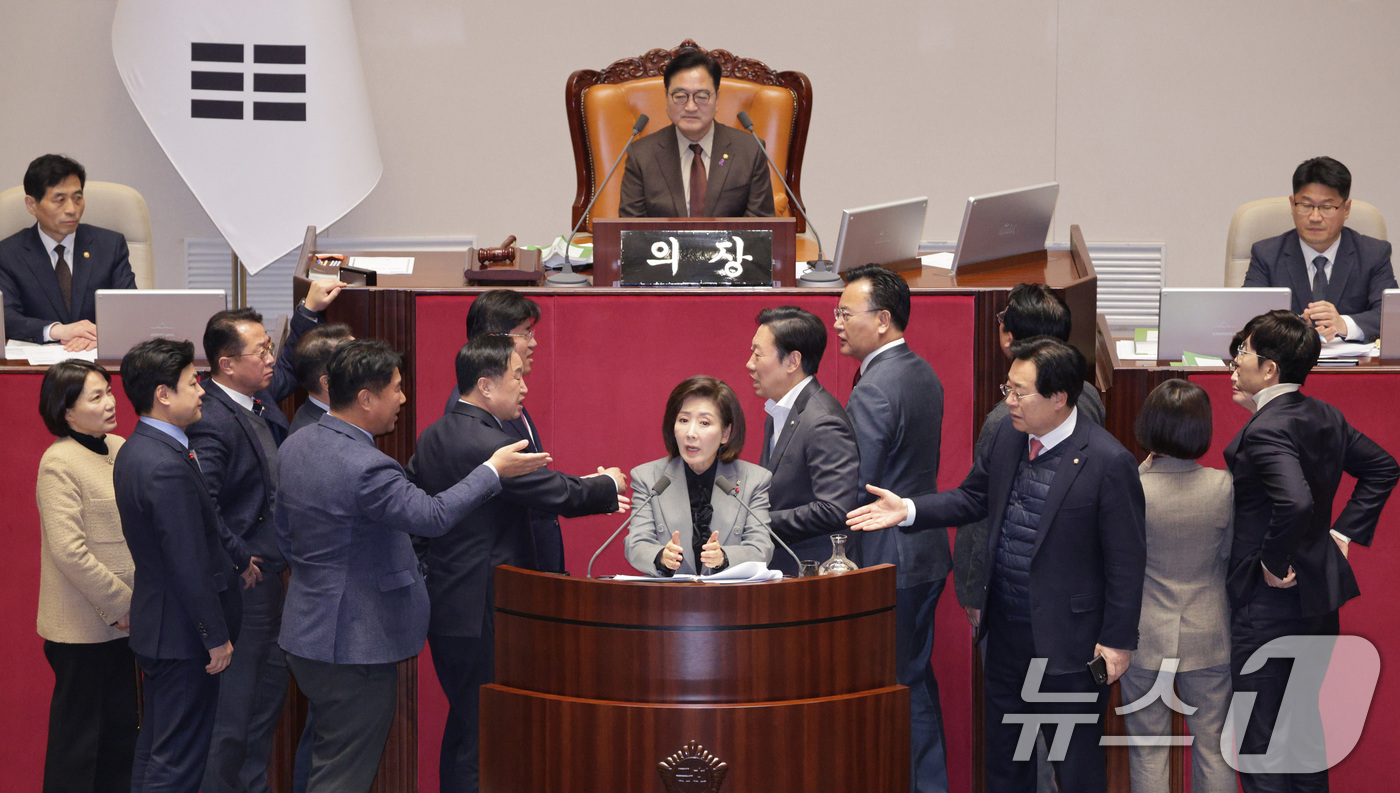 (서울=뉴스1) 신웅수 기자 = 나경원 국민의힘 의원이 9일 서울 여의도 국회에서 열린 제429회국회(정기회) 제16차 본회의에서 가맹사업거래의 공정화에 관한 법률 일부개정법률안에 …