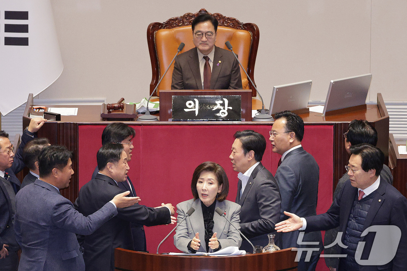 (서울=뉴스1) 신웅수 기자 = 나경원 국민의힘 의원이 9일 서울 여의도 국회에서 열린 제429회국회(정기회) 제16차 본회의에서 가맹사업거래의 공정화에 관한 법률 일부개정법률안에 …