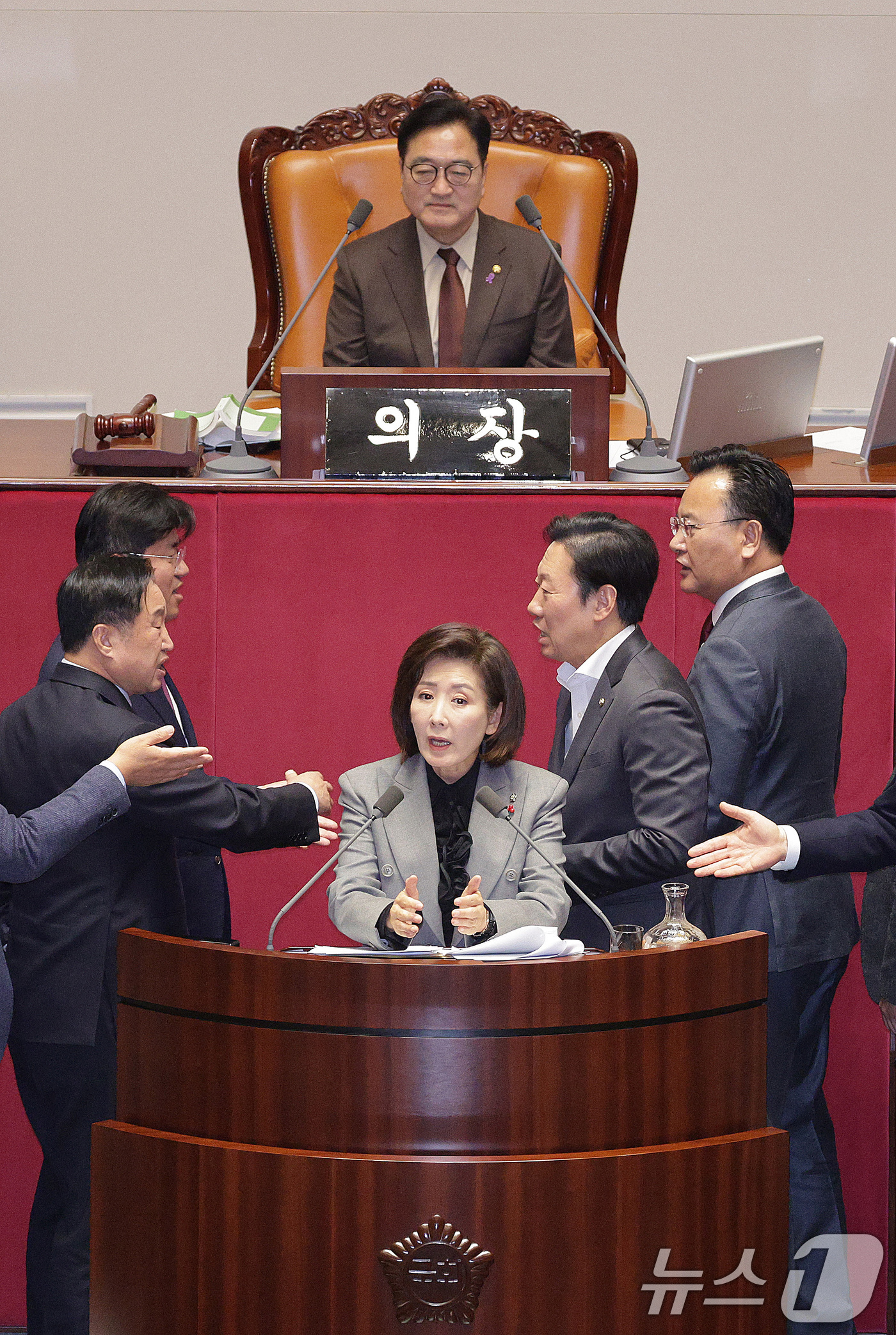 (서울=뉴스1) 신웅수 기자 = 나경원 국민의힘 의원이 9일 서울 여의도 국회에서 열린 제429회국회(정기회) 제16차 본회의에서 가맹사업거래의 공정화에 관한 법률 일부개정법률안에 …