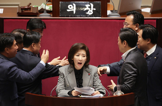 우원식, 나경원 마이크 꺼 "법안 필버 아니다"…국힘 "의장 폭거"