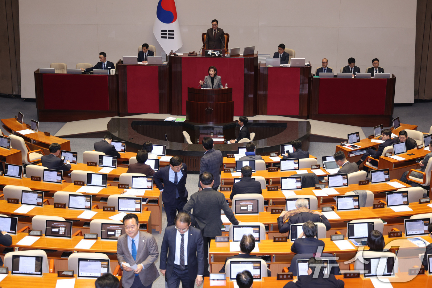 (서울=뉴스1) 신웅수 기자 = 나경원 국민의힘 의원이 9일 서울 여의도 국회에서 열린 제429회국회(정기회) 제16차 본회의에서 가맹사업거래의 공정화에 관한 법률 일부개정법률안에 …