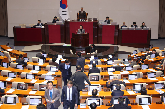 필리버스터 돌입에 퇴장하는 민주당