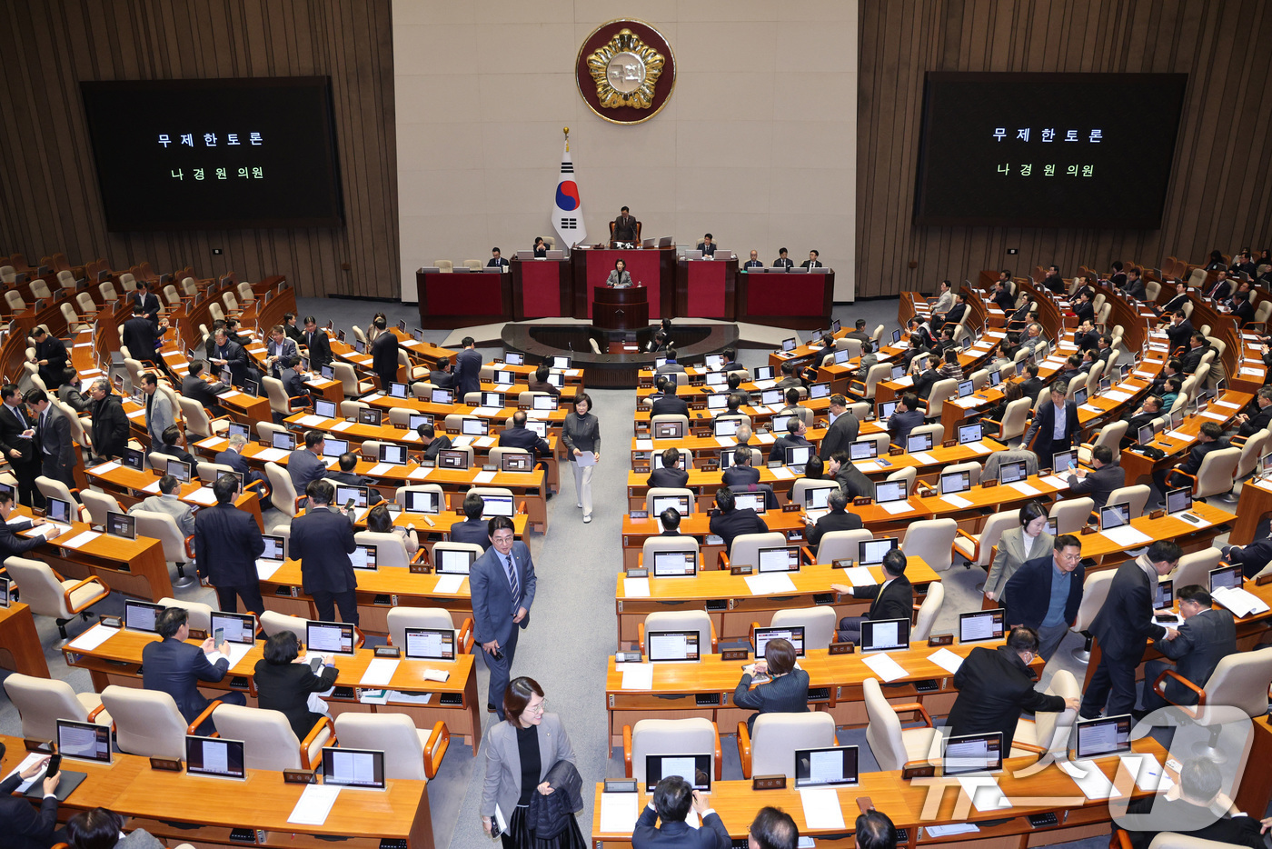 (서울=뉴스1) 신웅수 기자 = 나경원 국민의힘 의원이 9일 서울 여의도 국회에서 열린 제429회국회(정기회) 제16차 본회의에서 가맹사업거래의 공정화에 관한 법률 일부개정법률안에 …