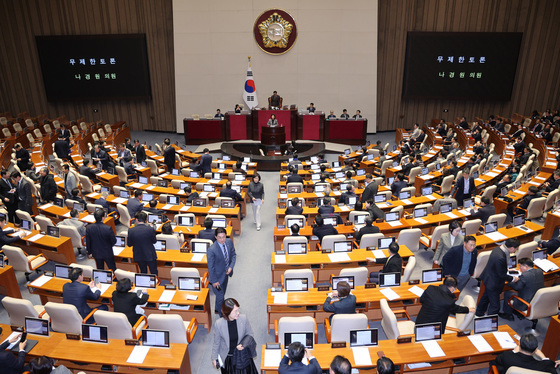 필리버스터 퇴장하는 민주당