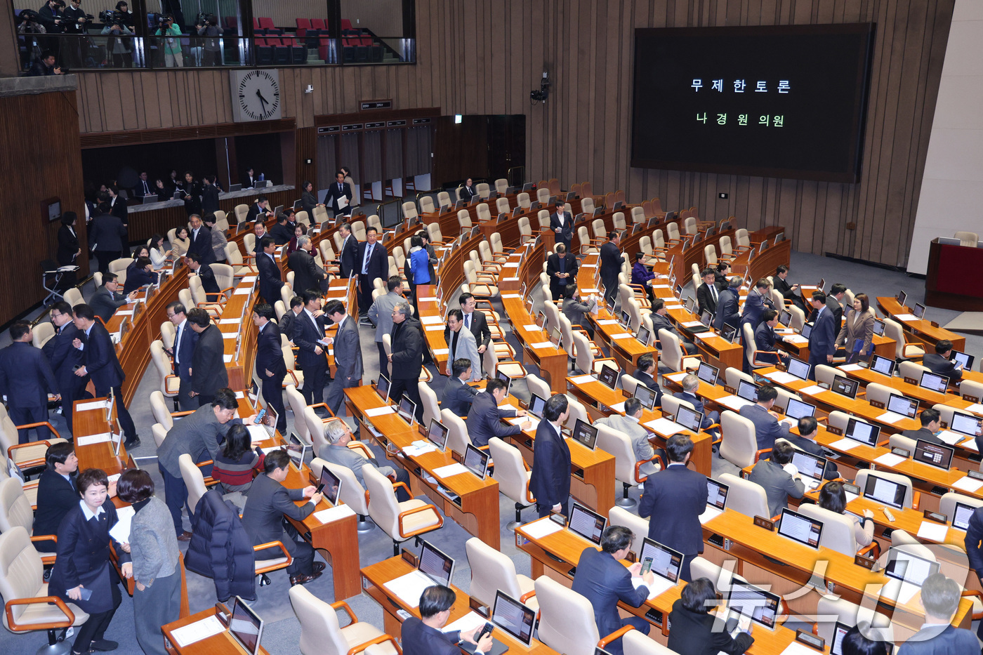 (서울=뉴스1) 신웅수 기자 = 나경원 국민의힘 의원이 9일 서울 여의도 국회에서 열린 제429회국회(정기회) 제16차 본회의에서 가맹사업거래의 공정화에 관한 법률 일부개정법률안에 …