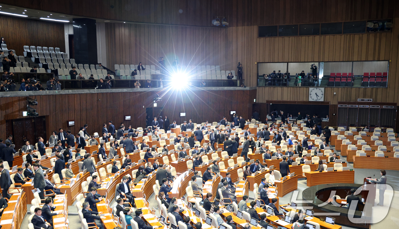 (서울=뉴스1) 이승배 기자 = 9일 서울 여의도 국회에서 열린 제429회국회(정기회) 제16차 본회의에서 나경원 국민의힘 의원이 가맹사업법 개정안에 대한 무제한토론(필리버스터)에 …