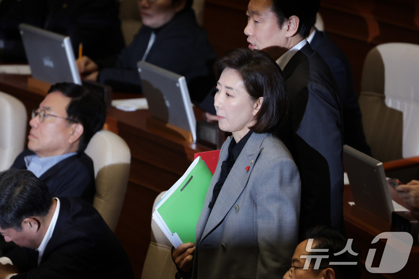 (서울=뉴스1) 신웅수 기자 = 나경원 국민의힘 의원이 9일 서울 여의도 국회에서 열린 제429회국회(정기회) 제16차 본회의에서 가맹사업거래의 공정화에 관한 법률 일부개정법률안에 …