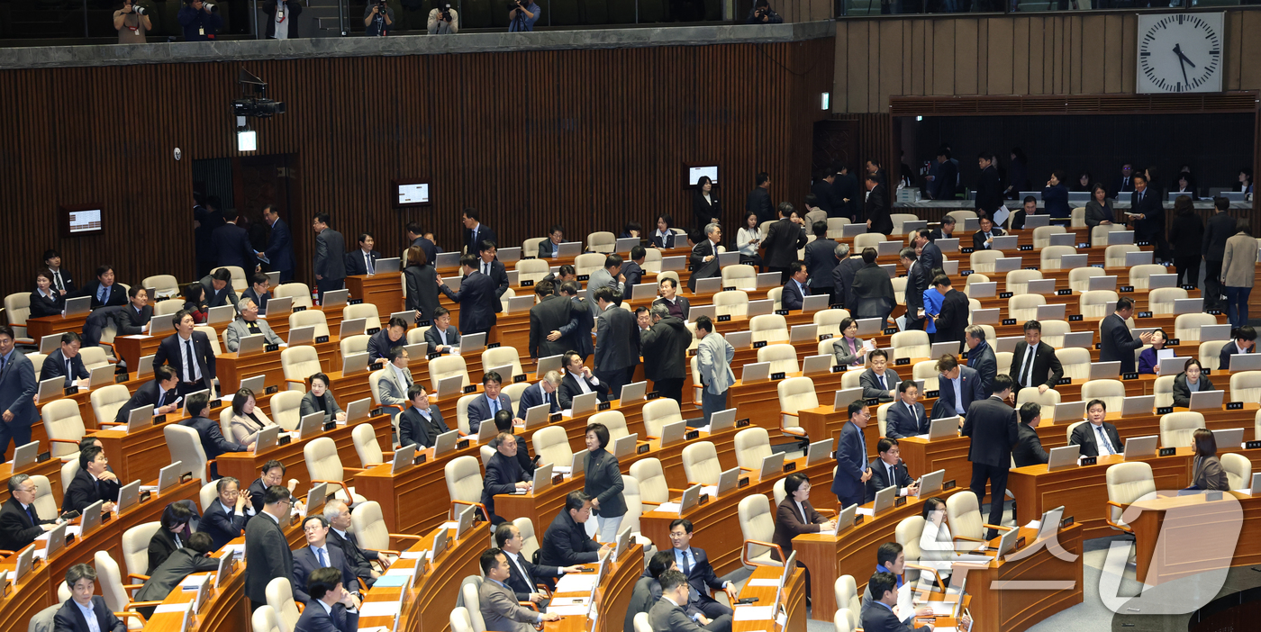 (서울=뉴스1) 이승배 기자 = 9일 서울 여의도 국회에서 열린 제429회국회(정기회) 제16차 본회의에서 나경원 국민의힘 의원이 가맹사업법 개정안에 대한 무제한토론(필리버스터) …