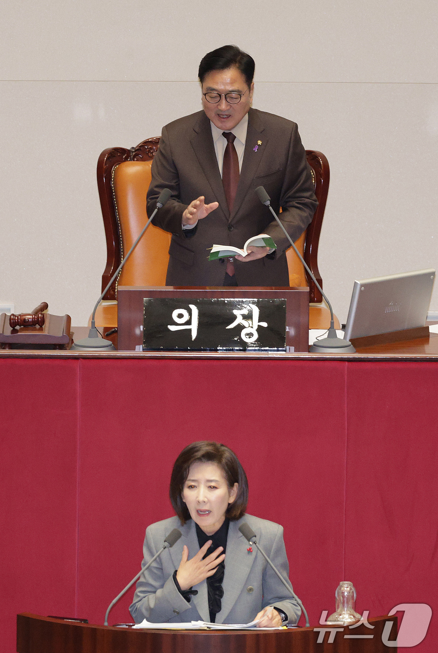 (서울=뉴스1) 신웅수 기자 = 나경원 국민의힘 의원이 9일 서울 여의도 국회에서 열린 제429회국회(정기회) 제16차 본회의에서 가맹사업거래의 공정화에 관한 법률 일부개정법률안에 …