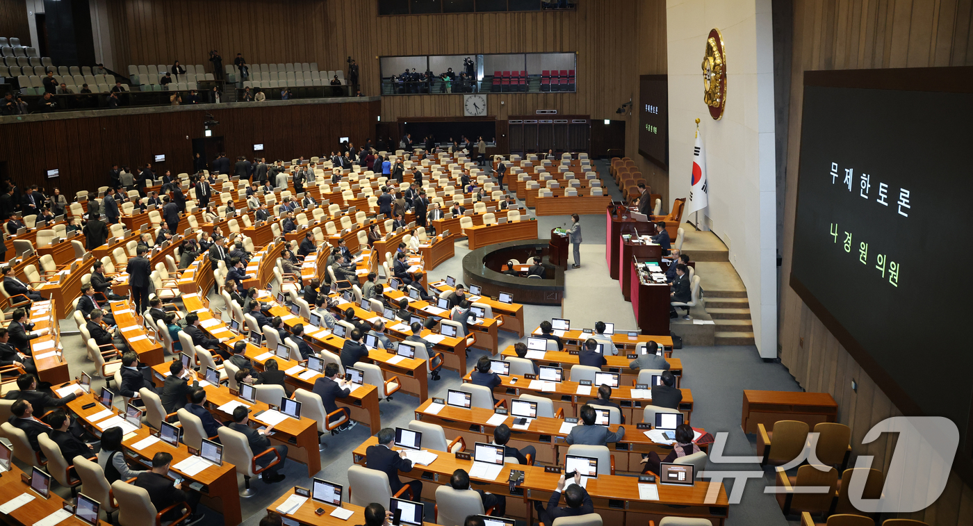 (서울=뉴스1) 이승배 기자 = 9일 서울 여의도 국회에서 열린 제429회국회(정기회) 제16차 본회의에서 나경원 국민의힘 의원이 가맹사업법 개정안에 대한 무제한토론(필리버스터)에 …