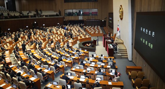 본문 이미지 - 지난해 12월 서울 여의도 국회에서 열린 제429회국회(정기회) 제16차 본회의에서 나경원 국민의힘 의원이 가맹사업법 개정안에 대한 무제한토론(필리버스터)에 돌입한 상황에서 더불어민주당 의원들이 본회의장을 떠나는 모습. 2025.12.9 ⓒ 뉴스1 이승배 기자