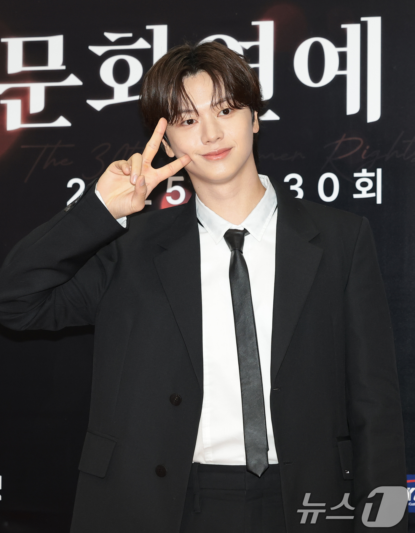 (서울=뉴스1) 권현진 기자 = 비투비 육성재가 9일 서울 강남구 한국과학기술회관에서 열린 제30회 소비자의 날 KCA 문화연예 시상식에 참석해 포즈를 취하고 있다. 2025.12 …